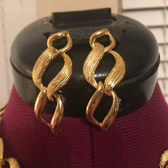 Gold-Tone Link Choker & Matching Pierced Earrings - Picture 2 of 5